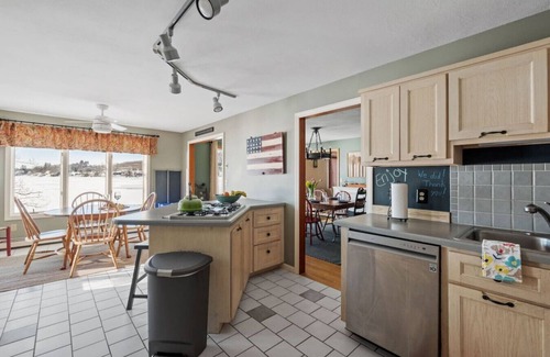 New Durham Apartamento | Scenic LAKEFRONT 5BR~Dock, Trail, Kayaks + Firepit