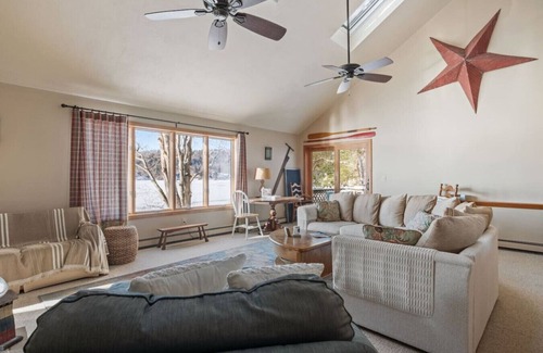 New Durham Apartamento | Scenic LAKEFRONT 5BR~Dock, Trail, Kayaks + Firepit