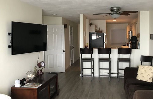 Oak Bluffs Condominio | Amplio condominio con vista al agua: pasos de la playa, justo al otro lado de la calle.
