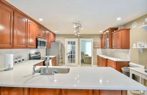 Leasburg Casa | Spacious, Well-Appointed 6 Bedroom Hyco Lake House - Hot Tub - Great Views