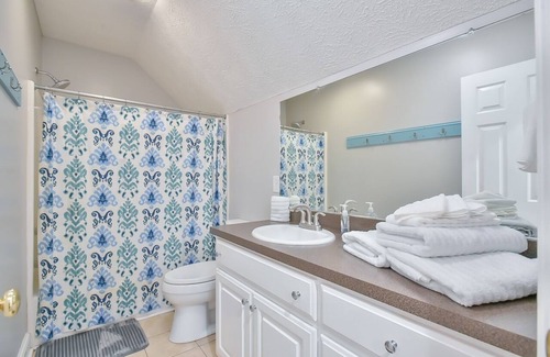 Leasburg Casa | Spacious, Well-Appointed 6 Bedroom Hyco Lake House - Hot Tub - Great Views