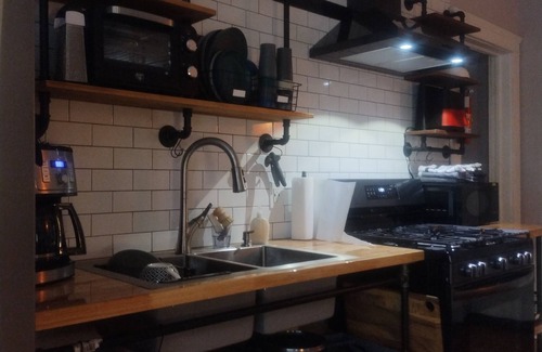 West End Casa | Spacious West End Atlanta studio with chefs kitchen, exotic bath, porch and WiFi