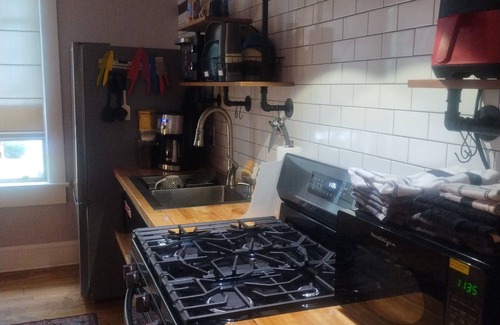 West End Casa | Spacious West End Atlanta studio with chefs kitchen, exotic bath, porch and WiFi