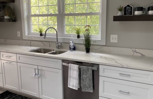 Round Hill Apartamento | Spacious Whole Garage Apartment with Blue Ridge Views