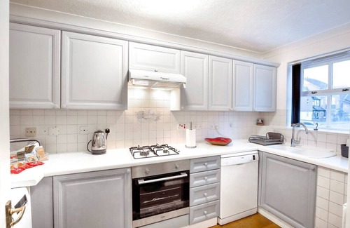 Lavender Fields Casa | Spacious Wimbledon House | Lovely Garden + Parking