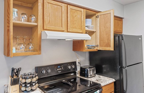 Aurora Apartamento | Spacious2BR/Work Crews & Families/Sleeps4/desk/Parking/WIFI/Pet friendly