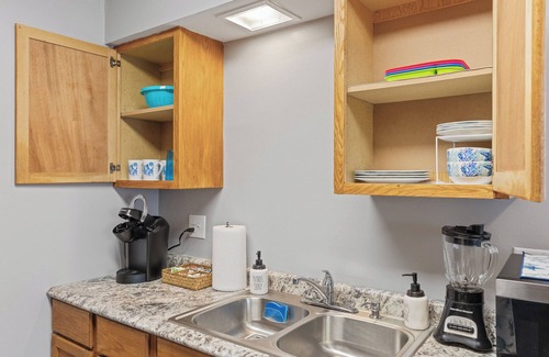 Aurora Apartamento | Spacious2BR/Work Crews & Families/Sleeps4/desk/Parking/WIFI/Pet friendly