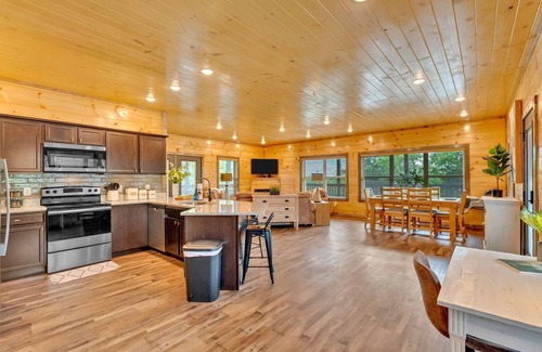 Sevierville Cabina | SpaciousWrapAroundDecks/Sleeps20