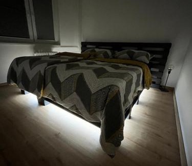Hradec Kralove Apartamento | Spaní na paletách kousek od centra Hradce Králové