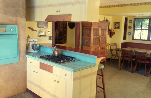 Mission Canyon Casa | Casa de estilo español con piscina, lejos de la niebla costera