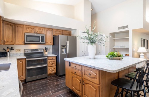 Paradise Valley Village Cabaña | Spanish Wells by Avantstay Putting Green + Pool!