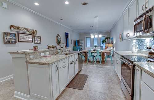 American Beach Condominio | COMO NUEVO, cerca de Ritz, Grnd Lvl 2Br / 2ba w / Garage, paseo corto a la playa