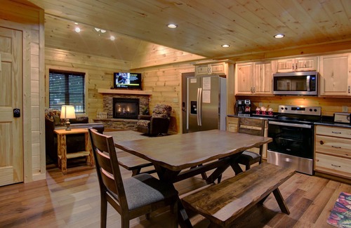 Sevierville Cabina | Sparkling clean handicapped-friendly cabin with theater room in the Smokies!