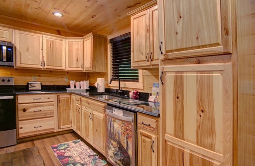 Sevierville Cabina | Sparkling clean handicapped-friendly cabin with theater room in the Smokies!