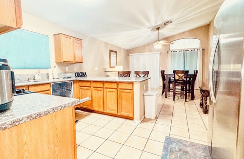 Silverado Ranch Casa | Sparkling Home Book Now! Minutes from AP & LV Strip!