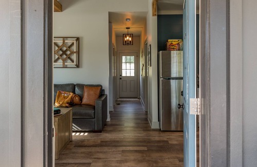 Tracy City Cabina | Sparks Fly / The Retreat at Water's Edge / 2 Kayaks, 1 Canoe, 1 Paddle Board