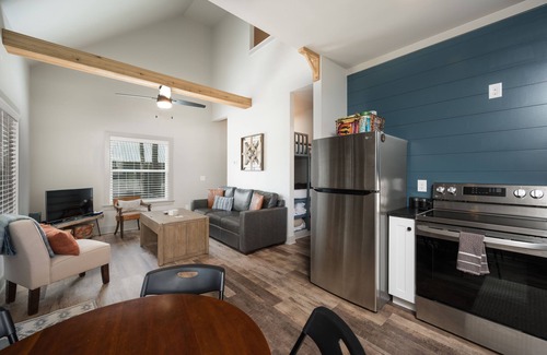 Tracy City Cabina | Sparks Fly / The Retreat at Water's Edge / 2 Kayaks, 1 Canoe, 1 Paddle Board