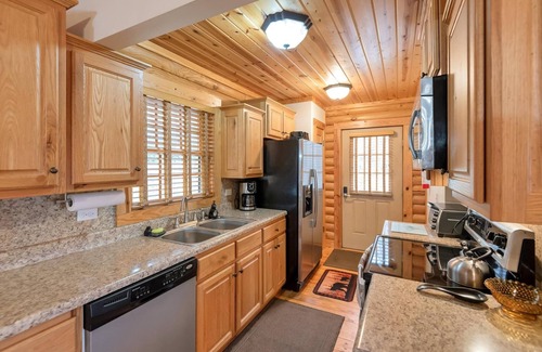 Sparta Cabina | Sparta Cabin + Game Room + Dog Friendly + HOT TUB