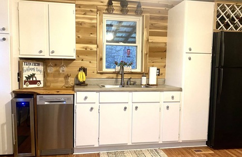 Sparta Cabaña | Sparta cottage with beautiful yard, pet friendly