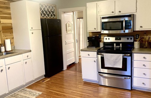 Sparta Cabaña | Sparta cottage with beautiful yard, pet friendly