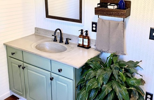 Sparta Cabaña | Sparta cottage with beautiful yard, pet friendly