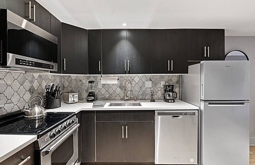 Melrose Condominio | SpeakEasy Suite w/Fireplace. Free street Parking