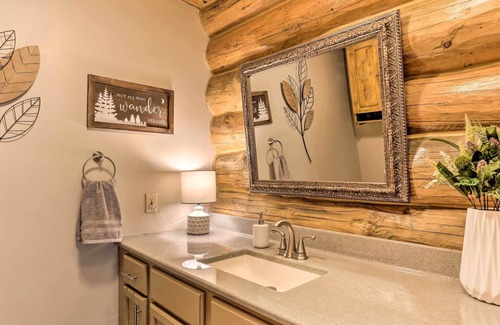 Spearfish Cabina | Spearfish Cabin w/ Furnished Deck & Gas Grill