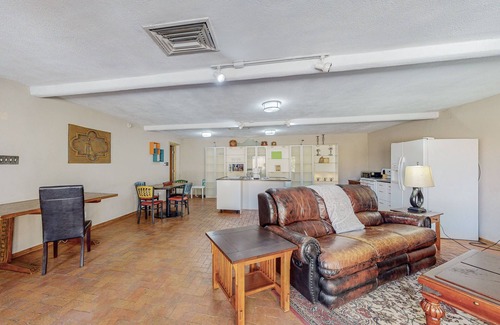 Nob Hill Casa | Special 50% off: UNM/ Knobhill 1King BR-Retreat