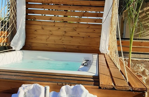 Pentalia Casa | Comodidades especiales como bañera de hidromasaje al aire libre, barbacoa y chimenea.