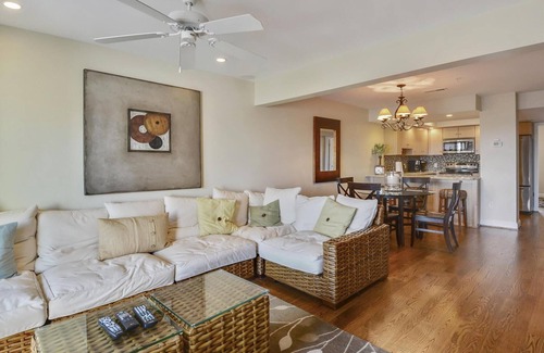 Bethany Beach Casa | ¡¡ACTIVIDADES GRATUITAS!! FRENTE AL MAR Esta unidad absolutamente hermosa cuenta con una sala de estar de varios niveles con 4 dormitorios, 2. 5 baños y está ubicada detrás de las dunas con un paseo marítimo privado que lo lleva a la playa.