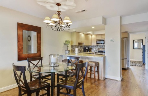 Bethany Beach Casa | ¡¡ACTIVIDADES GRATUITAS!! FRENTE AL MAR Esta unidad absolutamente hermosa cuenta con una sala de estar de varios niveles con 4 dormitorios, 2. 5 baños y está ubicada detrás de las dunas con un paseo marítimo privado que lo lleva a la playa.