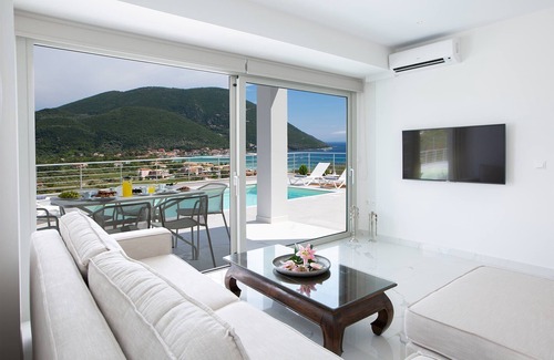 Pondi Villa | Ofertas especiales 2020: Villa moderna O con impresionantes vistas y piscina privada