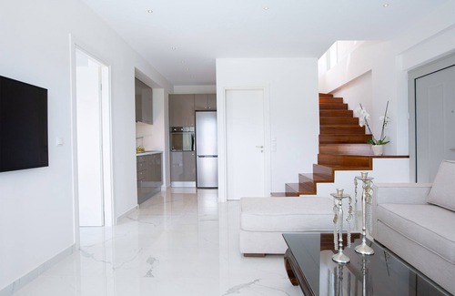 Pondi Villa | Ofertas especiales 2020: Villa moderna O con impresionantes vistas y piscina privada