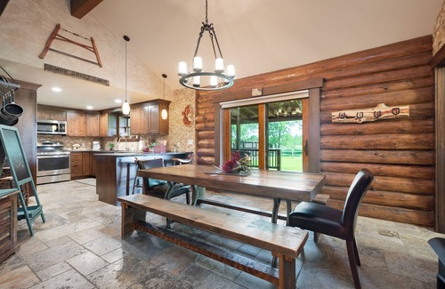 Manhattan Cabina | Tarifas especiales para mascotas Log Cabin friendly, para 8 personas, Bañera de hidromasaje, Pesca y Esquí Galore
