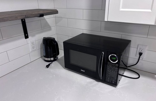 Kitchener Apartamento | Specious 3 bedroom house near all amenities + WiFi, modern kitchen, and clean