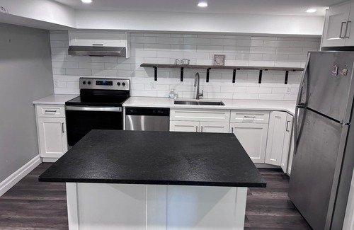 Kitchener Apartamento | Specious 3 bedroom house near all amenities + WiFi, modern kitchen, and clean