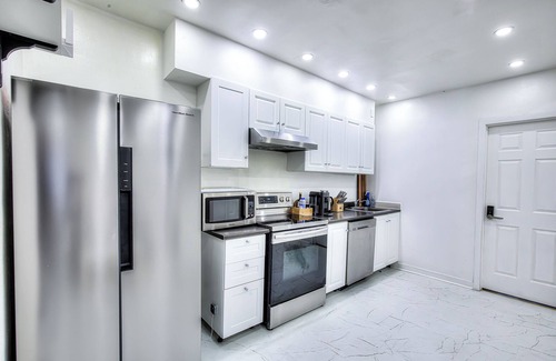 Cote-Des-Neiges—Notre-Dame-De-Grace Apartamento | Specious 3 bedrooms with free parking