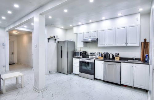 Cote-Des-Neiges—Notre-Dame-De-Grace Apartamento | Specious 3 bedrooms with free parking