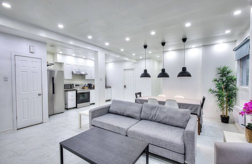 Cote-Des-Neiges—Notre-Dame-De-Grace Apartamento | Specious 3 bedrooms with free parking