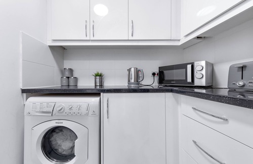 Bumble's Green Casa | Specious 4 bedroom home/Garden/Free Private Parking/Near Central London!