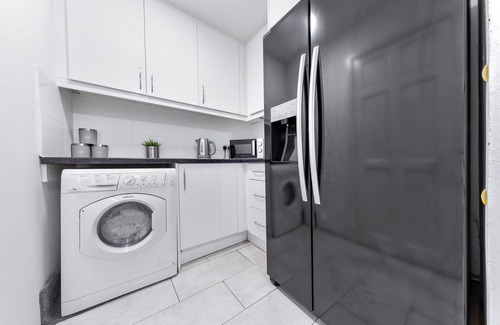 Bumble's Green Casa | Specious 4 bedroom home/Garden/Free Private Parking/Near Central London!