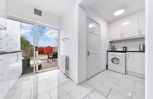 Bumble's Green Casa | Specious 4 bedroom home/Garden/Free Private Parking/Near Central London!