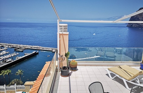 Los Gigantes Apartamento | SPECTACULAR SUNNY APARTMENT WITH WIFI, POOL, PANORAMIC CLIFF & SEA VIEWS.
