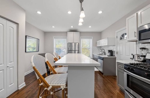 Ravenswood Manor Apartamento | Spectacular 1BR/1BA Newly Renovated Lincoln Square