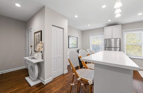 Ravenswood Manor Apartamento | Spectacular 1BR/1BA Newly Renovated Lincoln Square