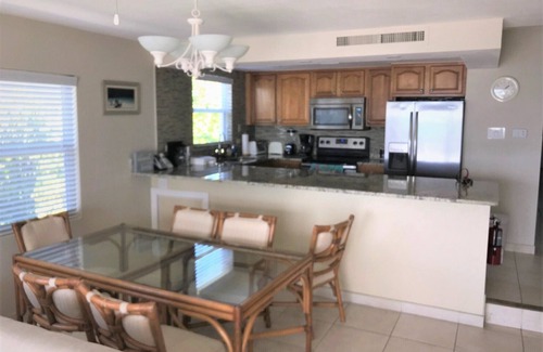 Seven Mile Beach Condominio | Espectacular 2 dormitorios / 2 baños Seven Mile Beach Condo.