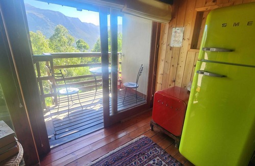 Constantia Cabina | Spectacular 2-bedroom cabin in da woods looking onto Table Mountain in Cape Town