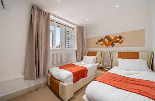 Mayfair Apartamento | Spectacular 3 Bedroom Penthouse with Private Terrace in Prestigious Mayfair H13
