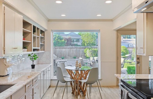 Far North Dallas Casa | Spectacular 6BR 2.5B Home with Pool