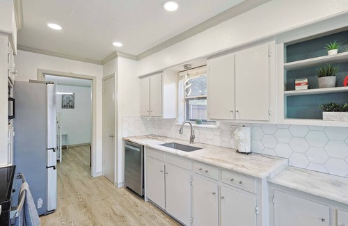 Far North Dallas Casa | Spectacular 6BR 2.5B Home with Pool